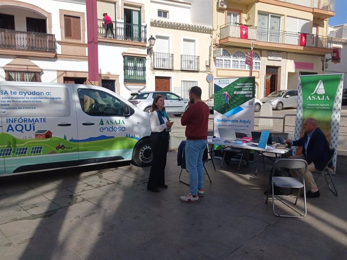 La oficina móvil de Asaja y Endesa llega a Málaga para ayudar a digitalizar las zonas rurales