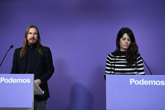Los portavoces de Podemos, Pablo Fernández e Isa Serra, ofrecen una rueda de prensa, en la sede de Podemos, a 11 de diciembre de 2023, en Madrid (España). 