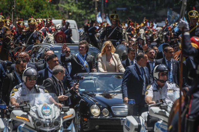 Javier Milei, presidente de Argentina, pasea en un descapotable junto a su hermana Karina