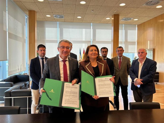 La Consejería de Agricultura, Pesca, Agua y Desarrollo Rural, Carmen Crespo, junto al presidente de la Diputación de Málaga, Francisco Salado, tras la firma de un protocolo entre ambas instituciones para afrontar asuntos hídricos en la provincia.