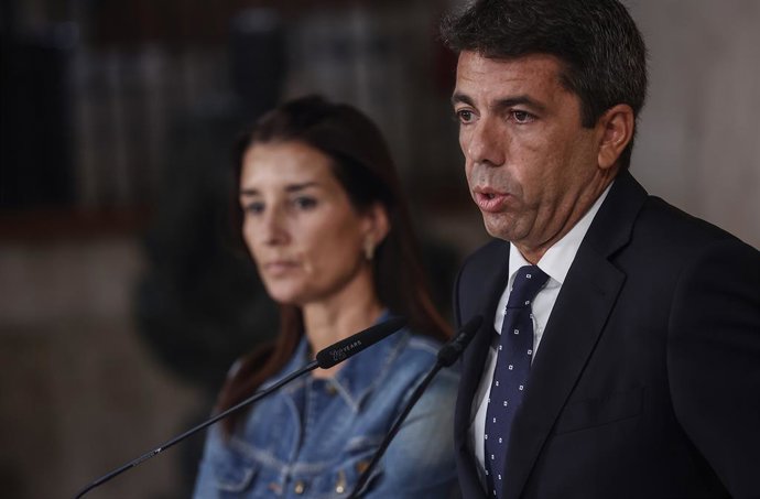 Archivo - El presidente de la Generalitat, Carlos Mazón, y la consellera de Hacienda, Economía y Administración Pública, Ruth Merino, ofrecen una rueda de prensa, en el Palau de la Generalitat, a 21 de septiembre de 2023, en Valencia, Comunidad Valencia