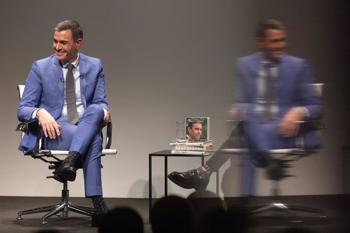 El presidente del Gobierno, Pedro Sánchez, durante la presentación de su libro Tierra firme, en el Círculo de Bellas Artes, a 11 de diciembre de 2023, en Madrid (España). 