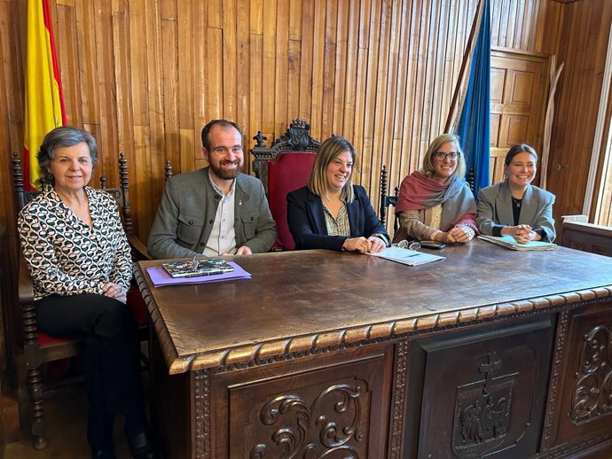 La vicepresidenta del Gobierno y consejera de Presidencia, Gimena Llamedo, con su equipo en la rueda de prensa celebrada en el Ayuntamiento de Piloña