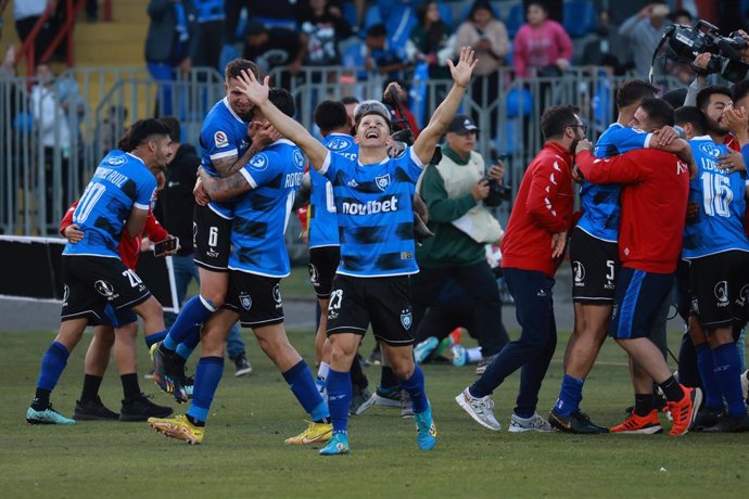 Futbol, Huachipato vs Audax Italiano Trigesima fecha, campeonato Nacional 2023. Jugadores de Huachipato celebran el triunfo contra Audax Italiano durante el partido de primera division disputado en el estadio CAP de Talcahuano, Chile. 08/12/2023 Eduardo