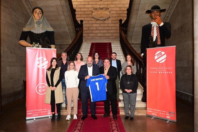 Representantes de Cort y de la FFIB en la presentación del Campeonato de España de fútbol femenino sub15 y sub17