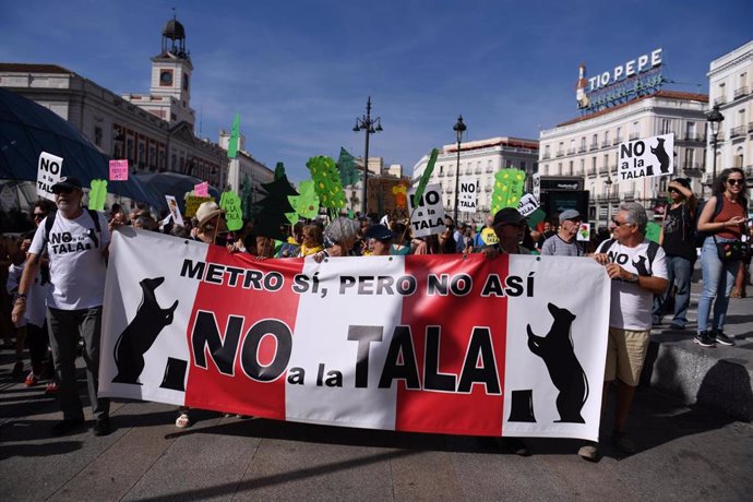 Archivo - Decenas de personas protestan durante una manifestación contra la tala de árboles por la ampliación de la L11 de Metro.