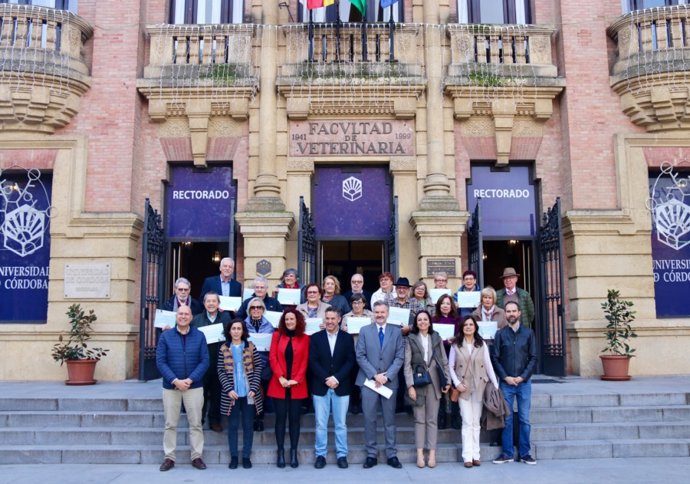Alumnado participante en el taller junto a representantes académicos y del Consejo Audiovisual de Andalucía.