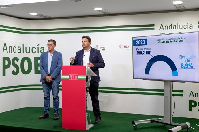 Los parlamentarios José Luis Sánchez Teruel y Mateo Hernández (PSOE).