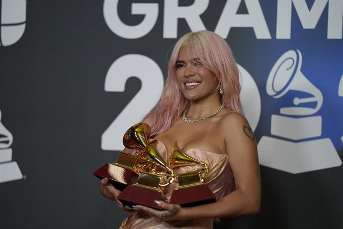 La cantante Karol G, posa con los 3 Grammy que le han sido otorgados durante la gala de entrega de los Latin Grammy 2023, en el Palacio de Congresos de Sevilla, a 16 de noviembre de 2023, en Sevilla, Andalucía (España). 