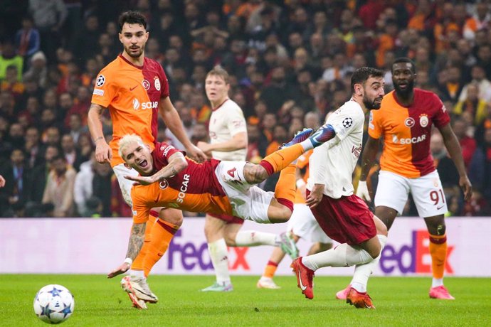 Lucas Torreira of Galatasaray and Bruno Fernandes of Manchester United during the UEFA Champions League, Group A football match between Galatasaray and Manchester United on November 29, 2023 at the Ali Sami Yen Arena in Istanbul, Turkey - Photo Orange P