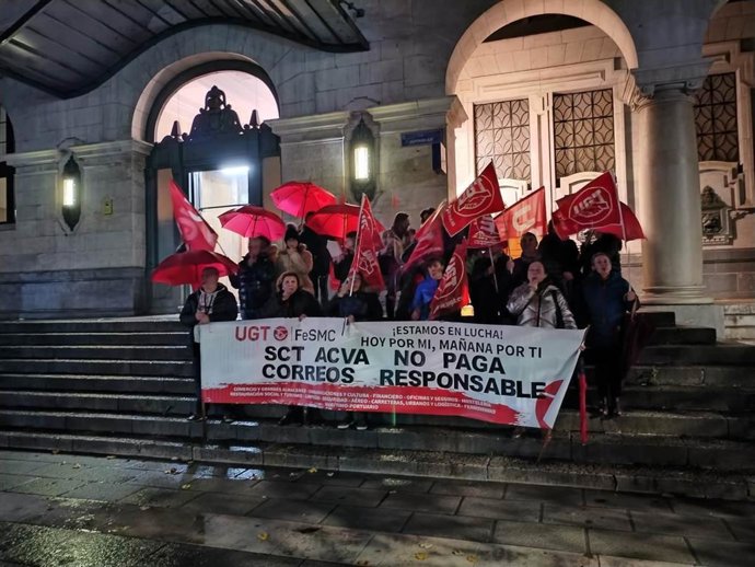 Concentración en Santander de la plantilla del servicio de limpieza de Correos.