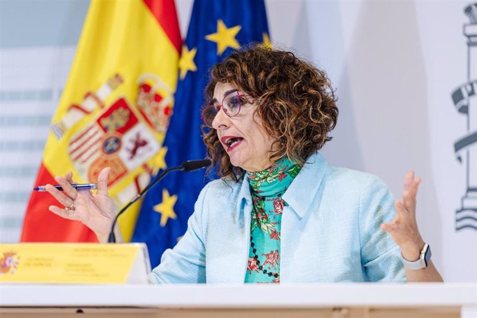 La vicepresidenta cuarta y ministra de Hacienda y Función Pública, María Jesús Montero, ofrece una rueda de prensa tras presidir el Consejo de Política Fiscal y Financiera (CPFF), en la sede del Ministerio, a 11 de diciembre de 2023, en Madrid (España).