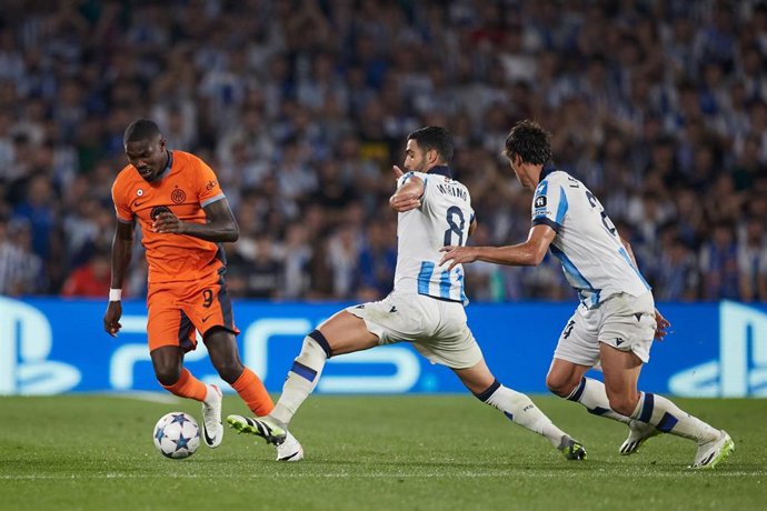 Archivo - Marcus Thuram (Inter de Milan), ante Mikel Merino (Real Sociedad), en Champions.