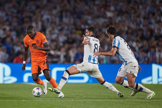 Archivo - Marcus Thuram of FC Internazionale competes for the ball with Mikel Merino of Real Sociedad during the UEFA Champions League match between Real Sociedad and FC Internazionale at Reale Arena on September 20, 2023, in San Sebastian, Spain.