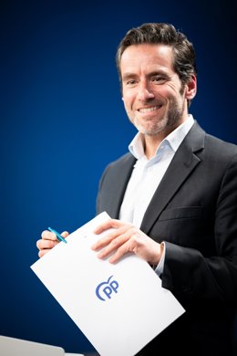 El portavoz y vicesecretario de Cultura del PP, Borja Sémper, a su salida de una rueda de prensa  posterior a la reunión del Comité de Dirección del Partido Popular, en la sede nacional del PP, a 11 de diciembre de 2023, en Madrid (España). Durante la r