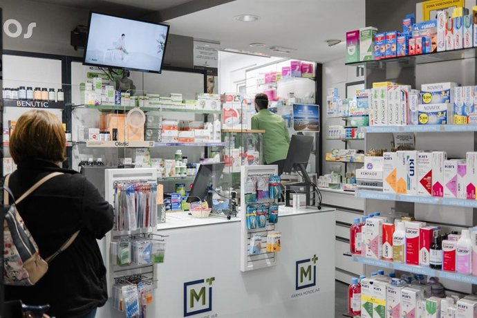 Archivo - Interior de la farmacia en la localidad de Mondéjar durante una visita del ministro de Sanidad en funciones, José Miñones con motivo del Día Mundial del Farmacéutico, a 22 de septiembre de 2023, en Mondéjar, Guadalajara, Castilla-La Mancha (Es