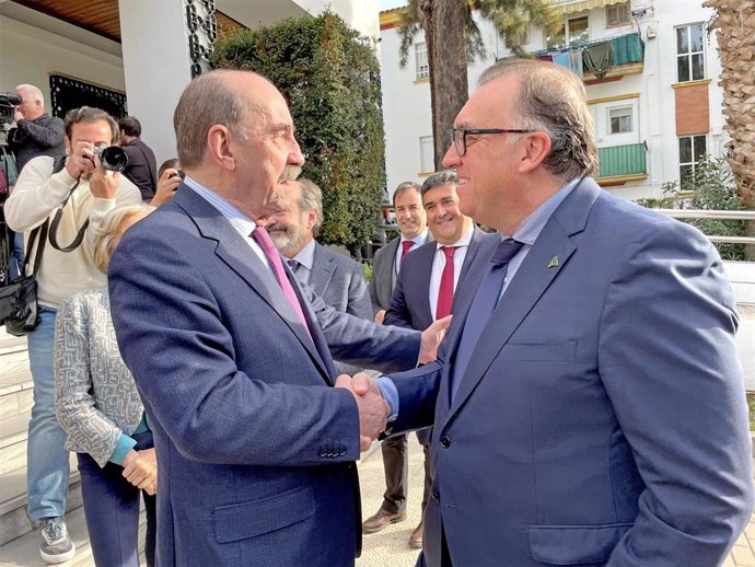 El presidente de la Fundación Atlantic Copper, Heliodoro Mariscal, saluda al consejero de Turismo, Cultura y Deporte, Arturo Bernal, en la inauguración de la exposición.