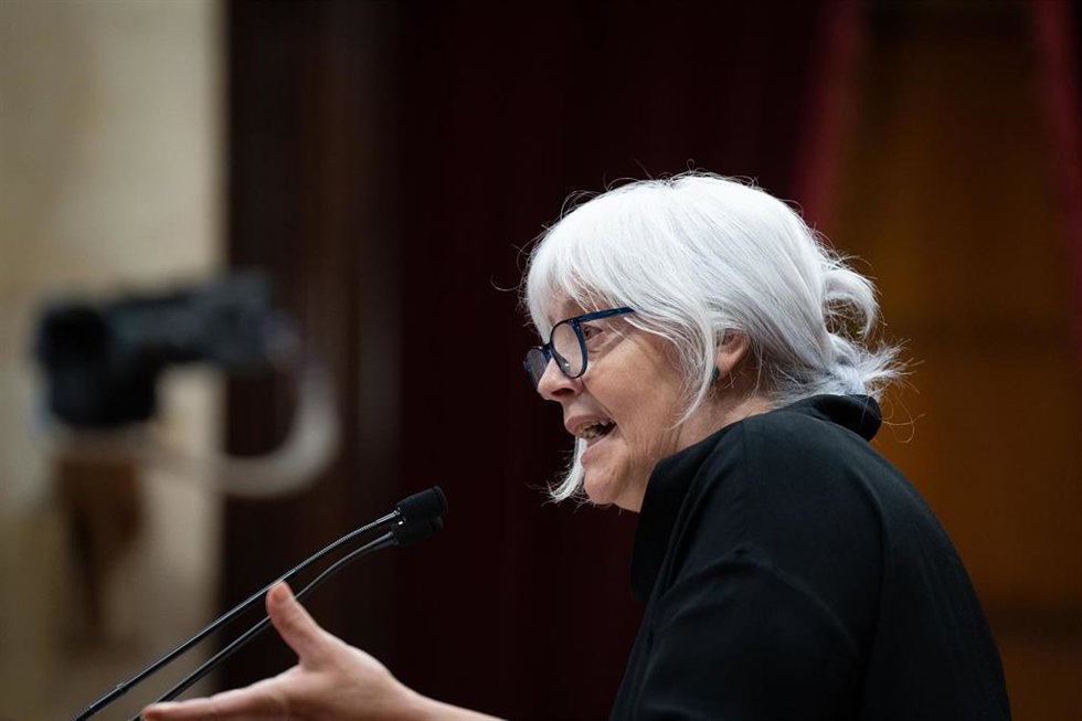 Archivo - La presidenta de la CUP en el Parlament, Dolors Sabater, interviene ante el pleno.