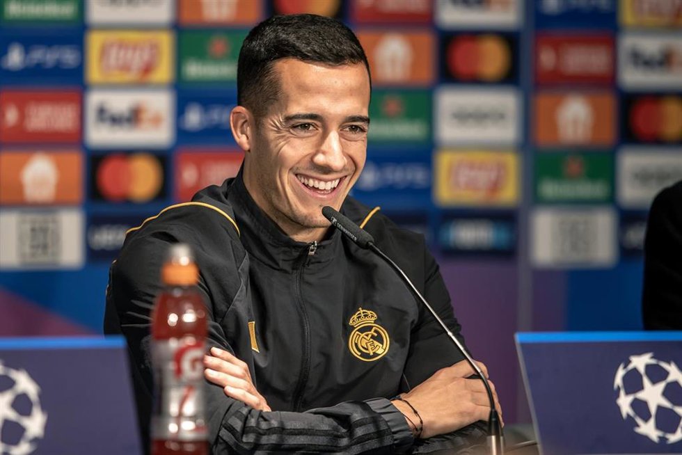 Lucas Vázquez sonríe durante la rueda de prensa