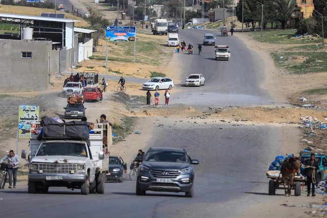 Coches en dirección al paso de Rafá, que conecta Egipto con la Franja de Gaza