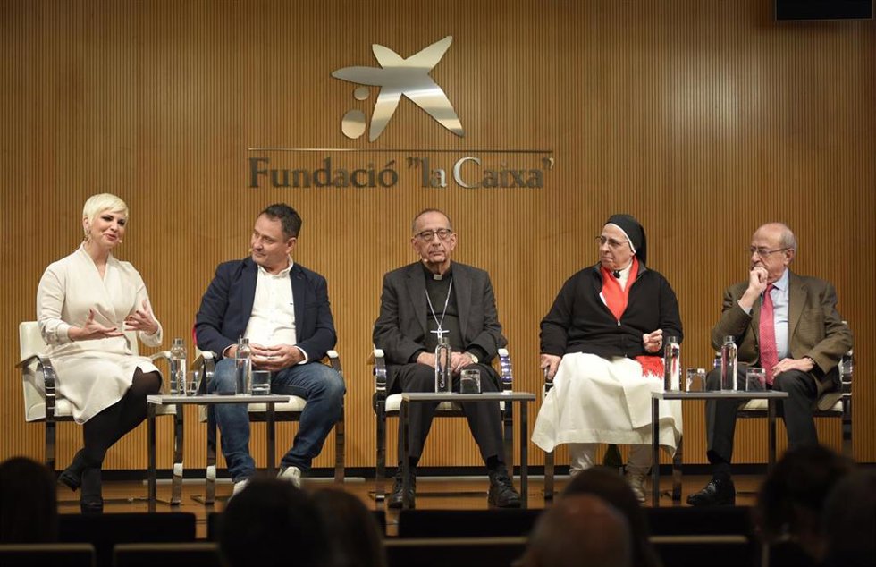 (I-D) La cantante Pasión Vega; el empresario Enrique Tomás; el presidente de la Conferencia Episcopal Española, Juan José Omella; la monja Lucía Caram y el presidente del Patronato de la Sagrada Familia, Esteve Camps