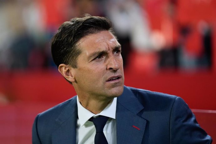 Diego Alonso, head coach of Sevilla FC, looks on during the Spanish league, LaLiga EA Sports, football match played between Sevilla FC and Real Betis at Ramon Sanchez-Pizjuan stadium on November 12, 2023, in Sevilla, Spain.
