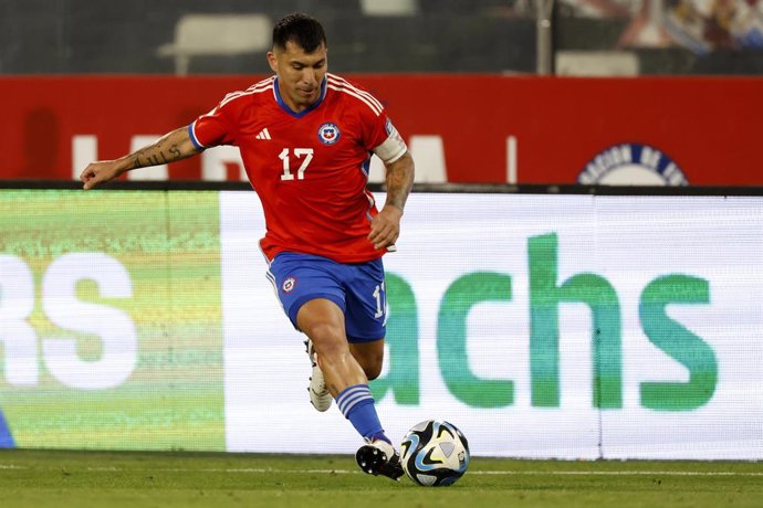 Futbol, Chile vs Paraguay Quinta fecha, eliminatorias al mundial 2026. El jugador de la seleccion chilena Gary Medel es fotografiado durante el partido de clasificacion al mundial 2026 contra Paraguay disputado en el estadio Monumental de Santiago,