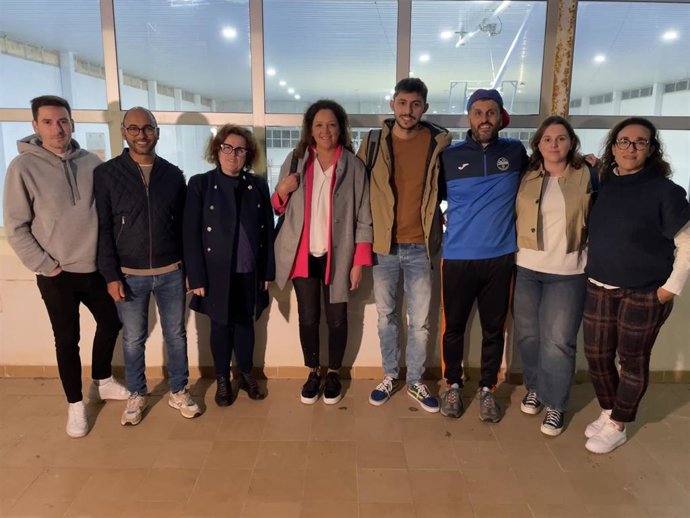 La portavoz del Grupo Socialista en el Consell de Mallorca, Catalina Cladera, junto a representantes del partido en Santa Margalida.