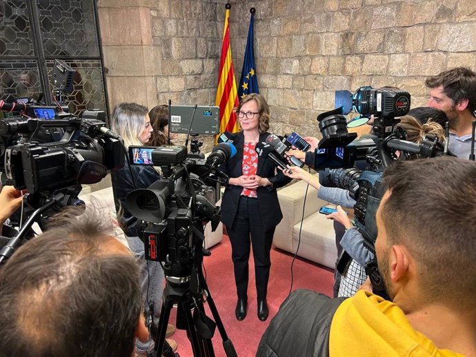 Serret atiende a los medios de comunicación.