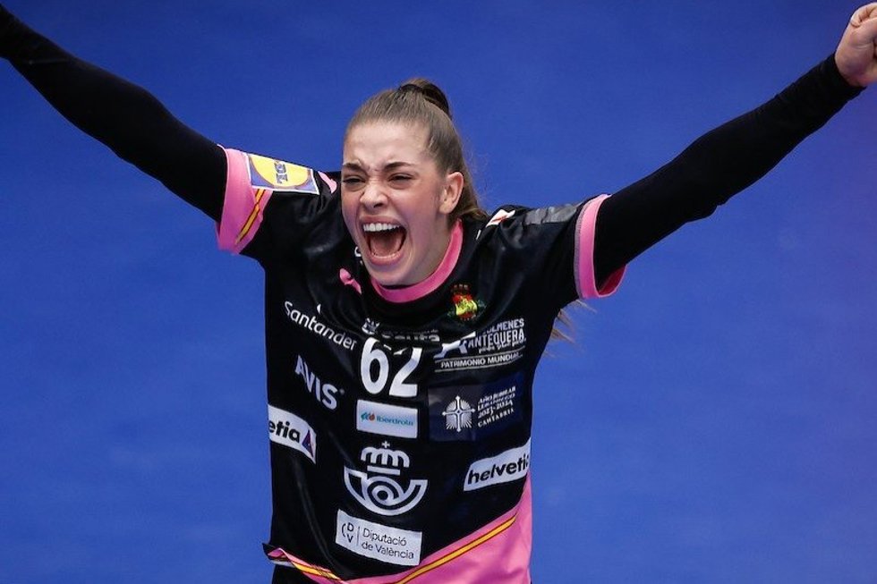 Paula Arcos celebra un gol con la selección española de balonmano.