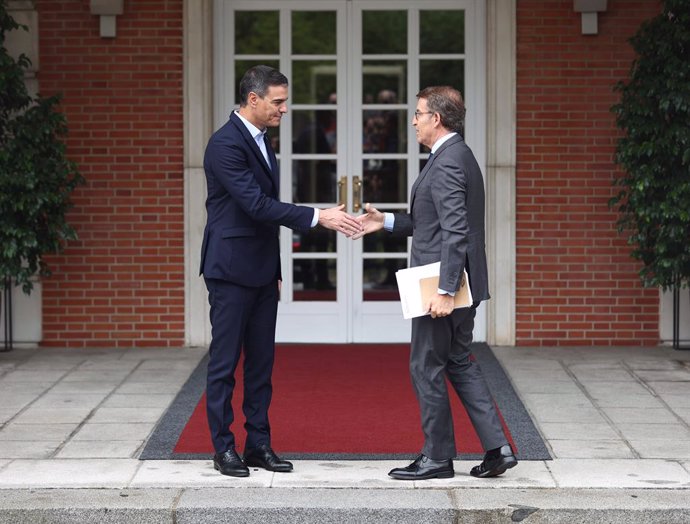 Archivo - El presidente del Gobierno, Pedro Sánchez (i) y el presidente del Partido Popular, Alberto Núñez Feijóo (d), se saludan a su llegada a una reunión en La Moncloa, a 10 de octubre de 2022, en Madrid (España). El presidente del Ejecutivo ha convoca
