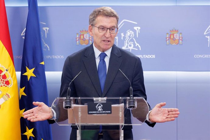 Archivo - El presidente del PP, Alberto Núñez Feijóo, durante una rueda de prensa