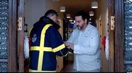 El chef Xanty Elías protagoniza el anuncio de Navidad de la Asociación de Alzheimer de Moguer (Huelva)