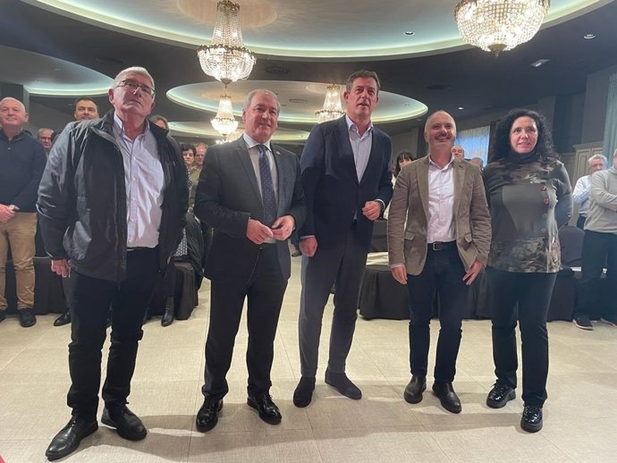 El candidato del PSdeG a la Xunta, Gómez Besteiro; el portavoz de la Comisión de Agricultura, David Regades; el secretario de Unións Agrarias, Félix Porto; el presidente de la Diputación, José Tomé; y la secretaria del CENG, Rosa Arcos, en Lugo.