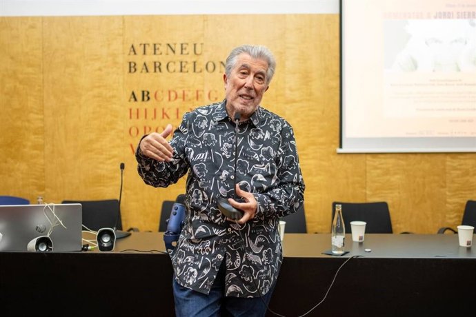 Jordi Sierra i Fabra en el acto de homenaje a su figura de la Acec.