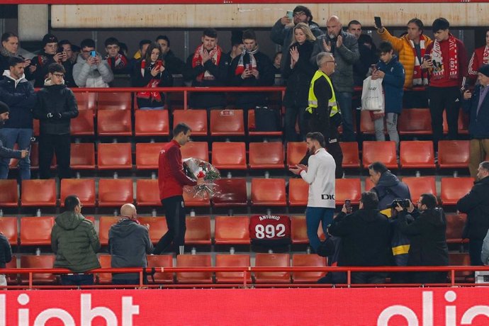 Víctor Díaz e Iker Muniain depositan un ramo de flores en el asiento del abonado del Granada fallecido este domingo