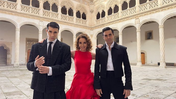 Ana Belén, Javier Ambrossi y Javier Calvo en el rodaje del sport de los Premios Goya 2024