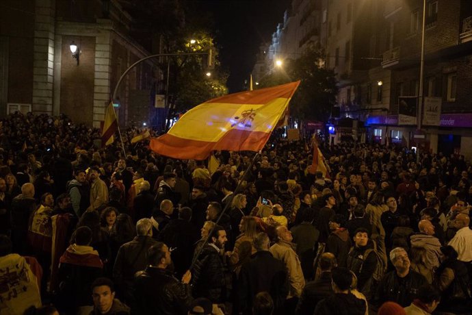 Cientos de personas durante una manifestación contra la amnistía frente a la sede del PSOE en Ferraz, a 13 de noviembre de 2023