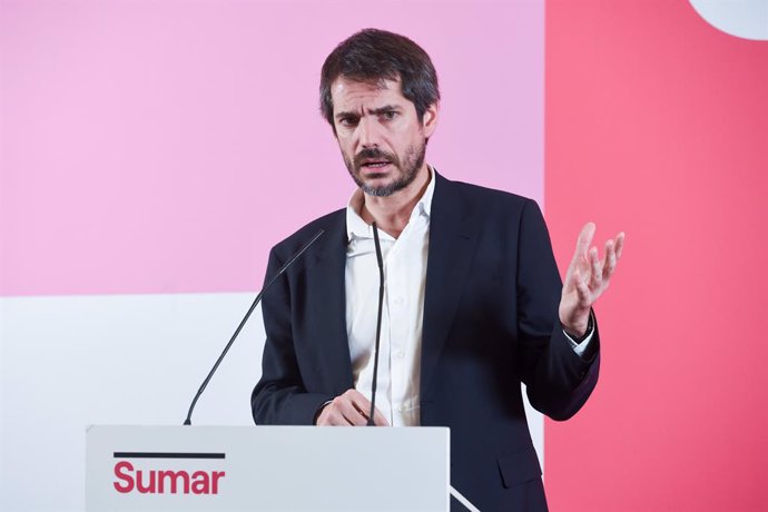 El ministro de Cultura y portavoz de Sumar, Ernest Urtasun, durante una rueda de prensa, en el espacio Rastro, a 11 de diciembre de 2023, en Madrid (España). Durante la comparecencia, Urtasun ha acusado de "transfuguismo a los cinco diputados de Podemo