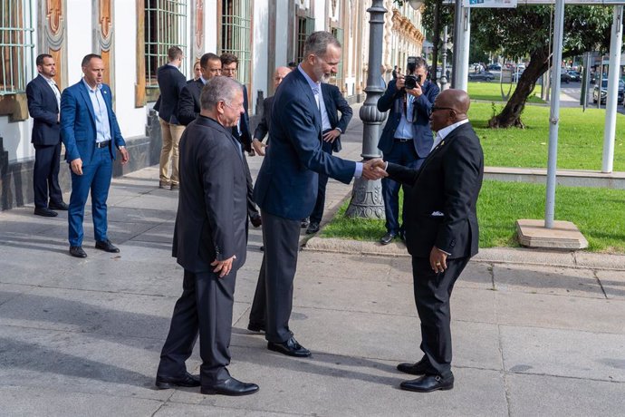 Archivo - Don Felipe VI (d) y el Rey Abdalá II de Jordania (i) saludan a los participantes en la reunión del Proceso de Áqaba, a 20 de junio de 2023 en Córdoba, (Andalucía, España). Don Felipe VI y el Rey Abdalá II de Jordania, asisten  en el Palacio de