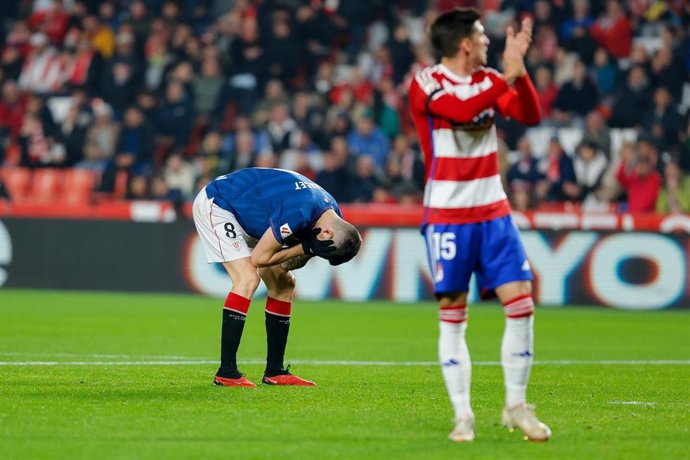 Oihan Sancet se lamenta tras fallar una ocasión en el Granada-Athletic Club de LaLiga EA Sports 2023-2024