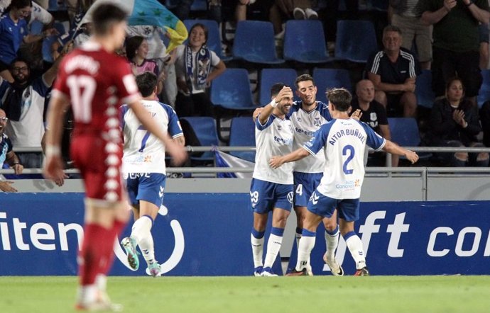 Los jugadores del Tenerife celebran el gol de Ángel Rodríguez ante el Alcorcón en LaLiga Hypermotion 2023-2024