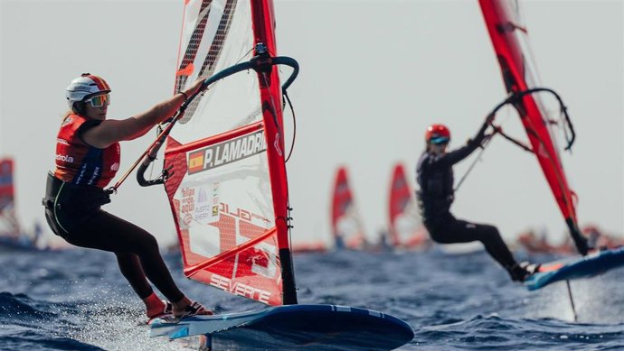 La española Pilar Lamadrid durante la primera jornada de los Lanzarote iQFOiL Games 2023