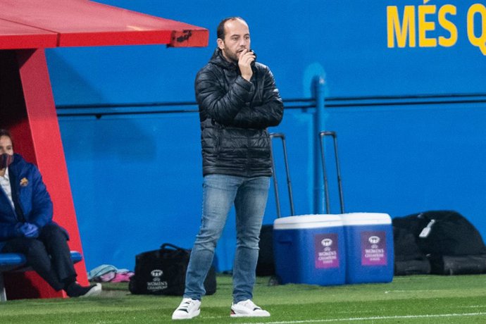 Archivo - BARCELONA, SPAIN - DECEMBER 16;Lluís Cortés FCBarcelona coach during the UEFA Womens Champions League against PSV at Johan Cruyff Stadium