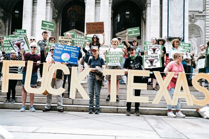 Archivo - Manifestación en Nueva York a favor de que se restaure el derecho al aborto en Texas