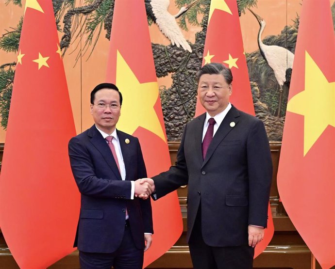 Archivo - El presidente de China, Xi Jinping (derecha), y su homólogo vietnamita, Vo Van Thuong (izquierda)