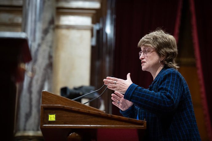 Archivo - La consellera d'Educació de la Generalitat, Anna Simó, intervé durant una sessió plenria en el Parlament, a 8 de novembre de 2023, a Barcelona, Catalunya (Espanya)