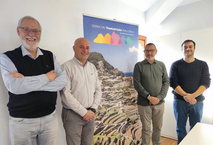 El director insular de la Serra de Tramuntana, Antoni Solivellas, el jefe de servicio de Parajes Culturales, Josep Bernales, con el vicepresidente de la Asociación cultural de Alaró Al Rum, Joan Riera, y el arqueólogo Gabriel Llodr.