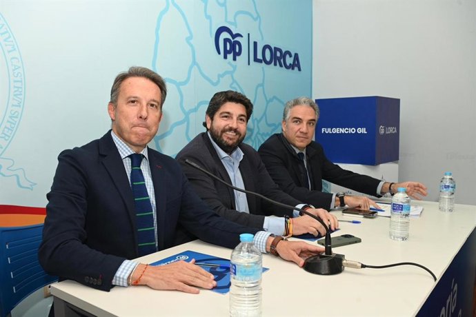 De izquierda a derecha: el presidente del PP de Lorca, Fulgencio Gil; presidente del PP de la Región de Murcia, Fernando López Miras, y el vicesecretario de Coordinación Autonómica y Local y Análisis Electoral del PP nacional, Elías Bendodo