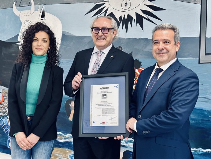 El presidente de Jesús Abandonado, José Manuel Martínez, sostiene el galardón junto al director de AENOR para la Región Mediterránea, Ángel Luis Sánchez, y la técnica de Desarrollo de Negocio en AENOR en la Región, Carolina Forte